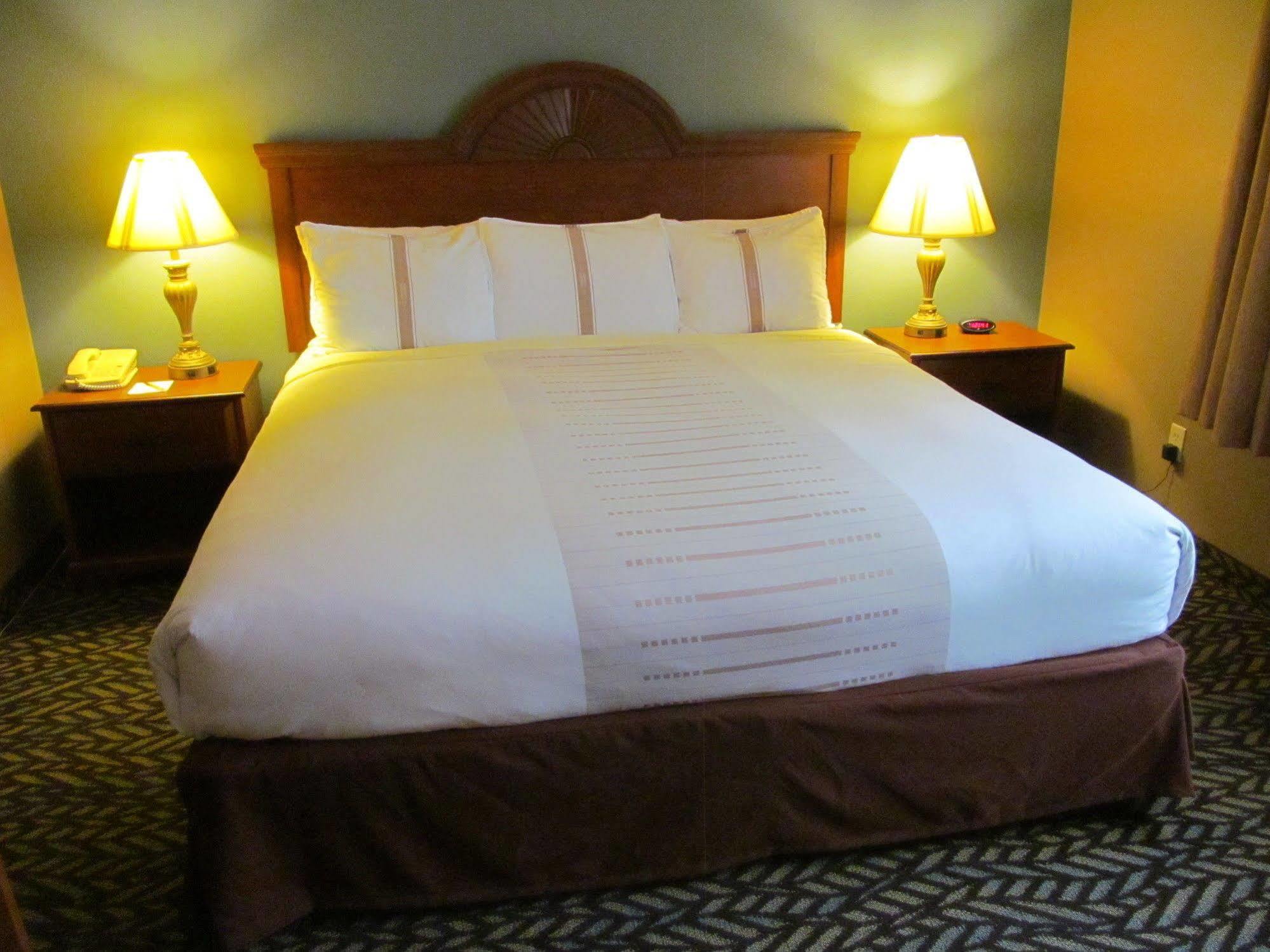 Fireside Inn And Suites Devils Lake Luaran gambar